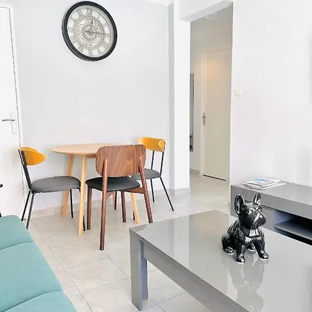Apartment 2 Bedroom Luxury Flat With Balcony Center *